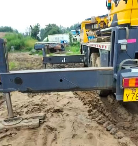 本省濰坊地區(qū)路友破碎機抵達(dá)現(xiàn)場